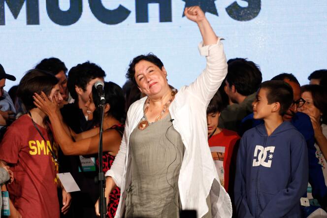 Beatriz Sanchez, arrivée en troisième position, salue ses partisans à Santiago, le 19 novembre.