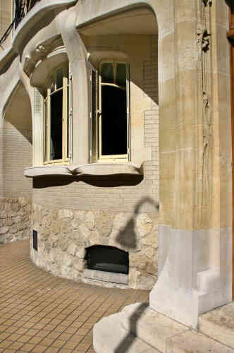 L’oriel du rez-de-chaussée est protégé par un grand portique en pierre.