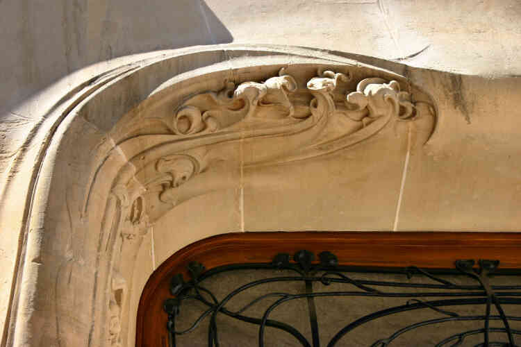 Voici un détail sur pierre sculptée du chambranle de la porte principale.