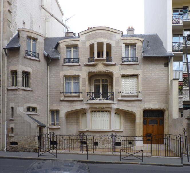 Façade monochrome de l’hôtel Mezzara construit par l’architecte Hector Guimard en 1910, à Paris.