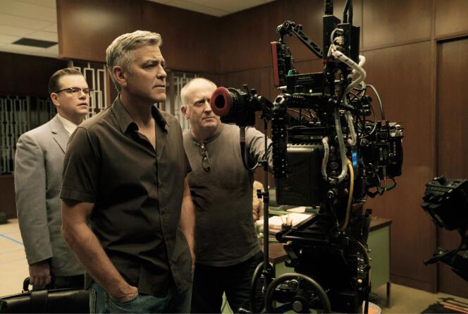 Matt Damon, George Clooney et le directeur de la photographie Robert Elswit sur le plateau de « Bienvenue à Suburbicon ».