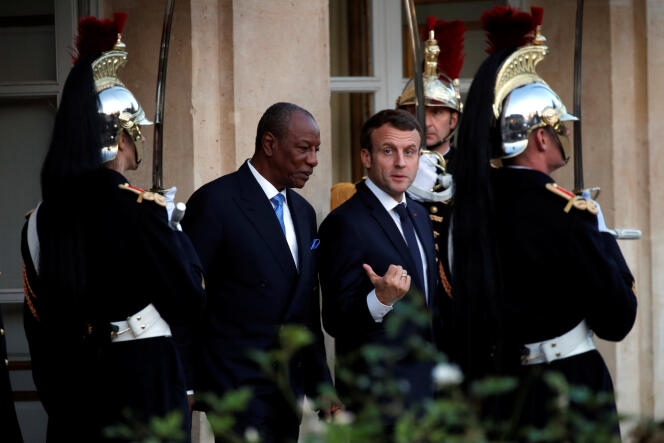 Emmanuel Macron raccompagne le président guinéen Alpha Condé après une réunion à l’Elysée, le 22 novembre 2017.