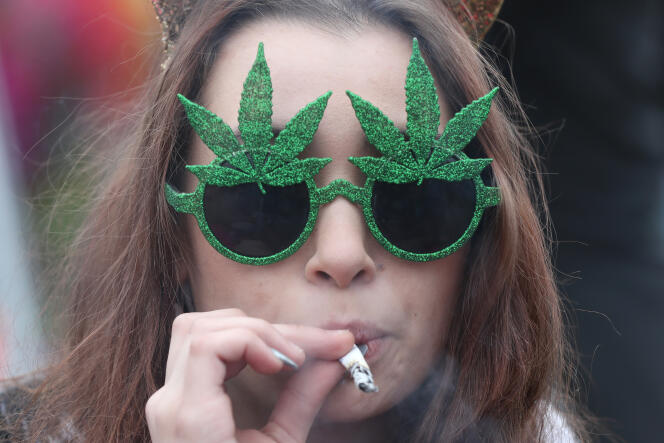 Lors d’une manifestation en faveur de la légalisation du cannabis, à Ottawa, en avril.