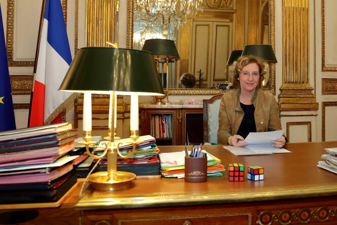 Muriel Pénicaud, la ministre du travail dans on bureau à Paris, le 15 novembre.