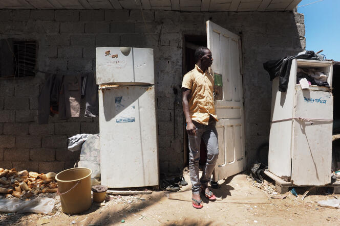 Mohamed est collecteur de déchets. Il a 27 ans et est arrivé du Niger il y a deux ans. Ici devant son logement dans un ghetto situé à côté du centre de tri. Il attend d'avoir suffisament d'argent pour rentrer dans son pays d'origine, le Niger.  Tripoli, le 18 juillet