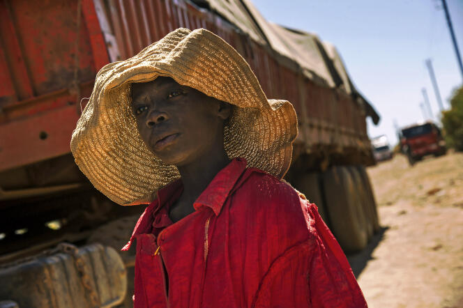 Un enfant passe à côté d’un camion transportant des pierres extraites d’une mine de cobalt à Lubumbashi, en République démocratique du Congo, en mai 2016.
