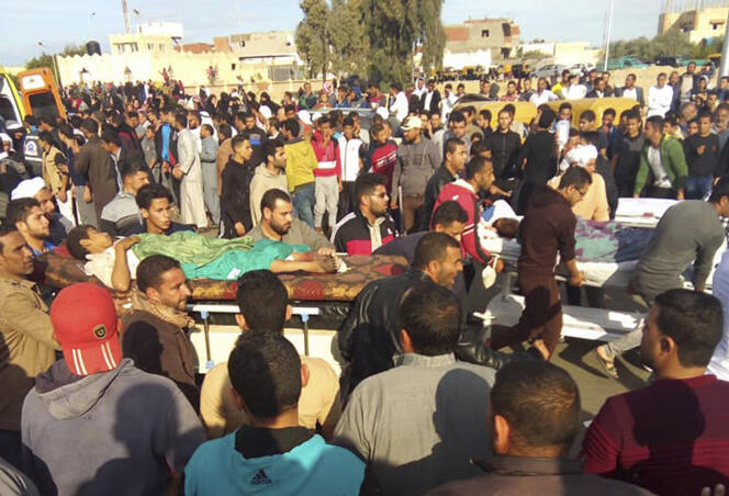 Evacuation des blessés après l’attaque de la mosquée Al-Raoudah, à Bir al-Abed, en Egypte, le 24 novembre.