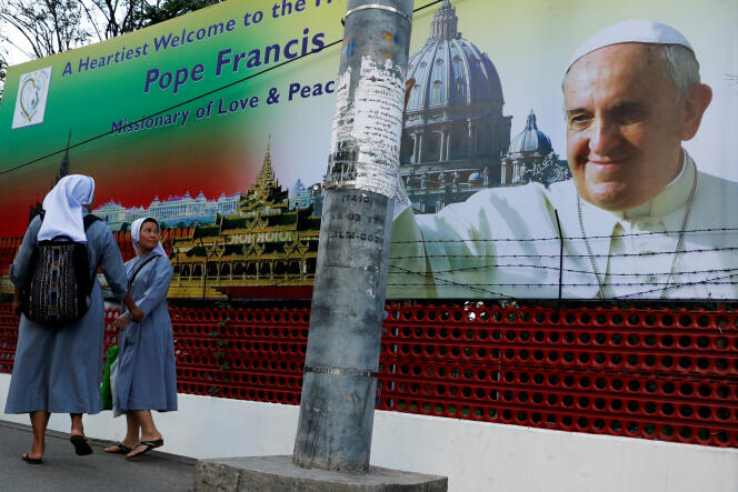 Affiche annonçant la venue du pape François à Rangoun (Birmanie), le 26 novembre.