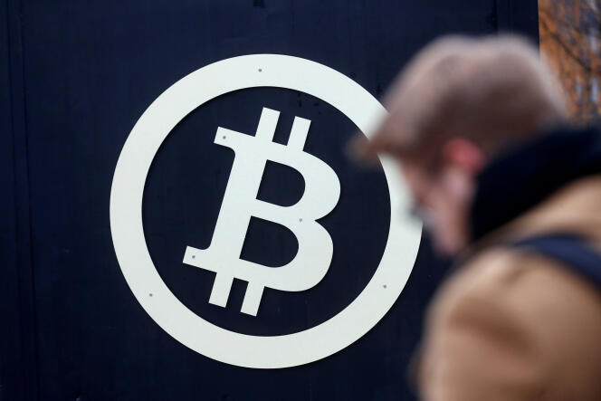 Le cours du bitcoin a franchi le seuil symbolique des 10 000 dollars, après des semaines d’une flambée aussi vertigineuse qu’inédite.