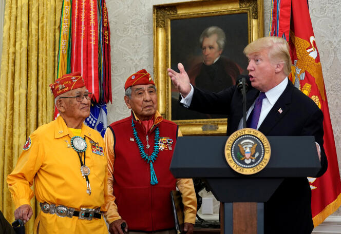 Le président Donald Trump aux côtés de Navajos, lors d’une cérémonie d’hommage à la Maison Blanche le 27 novembre.