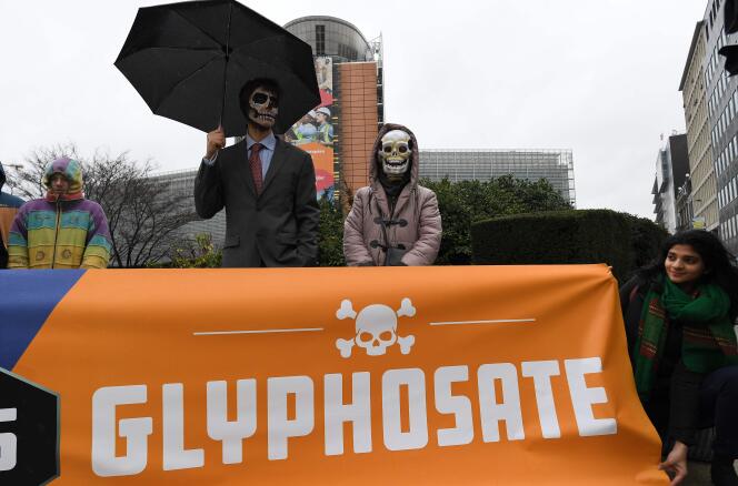 Manifestation d’opposants au glyphosate, devant la Commission européenne, à Bruxelles, lundi 27 novembre.