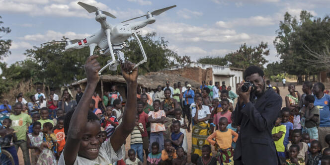 Avec l’aide d’Unicef, le gouvernement du Malawi expérimente l’utilisation de drones à des fins humanitaires, notamment pour le transport d’échantillons de sang et de mucus dans les centres de santé difficiles à atteindre.