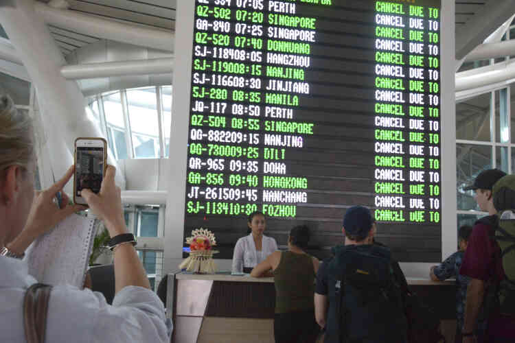 Quatre cent quarante-trois vols ont été annulés à l’aéroport international de Denpasar, capitale de Bali, destination touristique mondiale avec des millions de visiteurs chaque année. Plus de 120 000 voyageurs sont touchés.