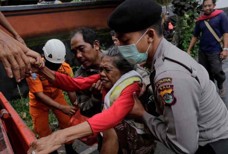 La police évacue une villageoise de l’intérieur de la zone d’exclusion à Karangasem, le 28 novembre.