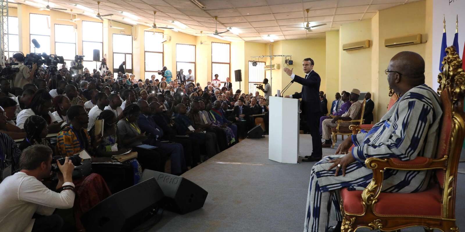 Emmanuel Macron à l’université de Ouagadougou, le 28 novembre.