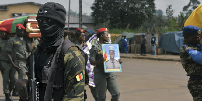 Cérémonie en l’honneur de quatre soldats tués dans des attaques attribuées à des « terroristes » sécessionnistes, le 17 novembre 2017, à Bamenda, au Cameroun.