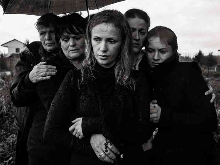 Des femmes sont rassemblées lors d’un enterrement. Selon les traditions albanaises, les hommes et les femmes assistent séparément aux funérailles. Tirana, 2012.