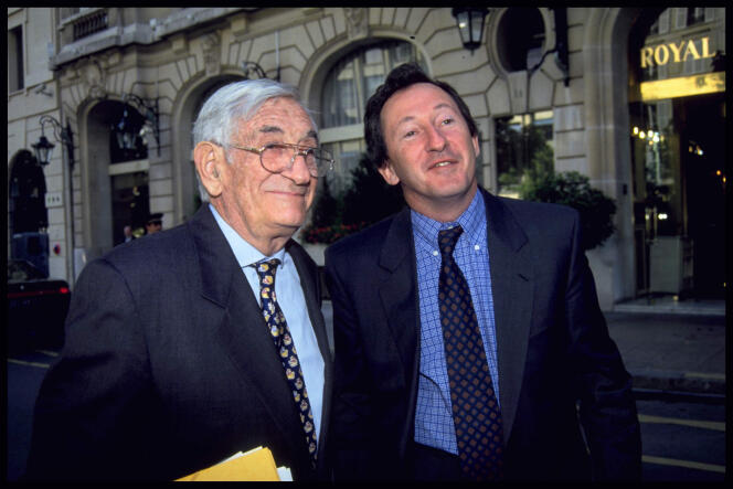Antoine Riboud (1918-2002) et son fils, Franck, en mai  1994, à Paris.