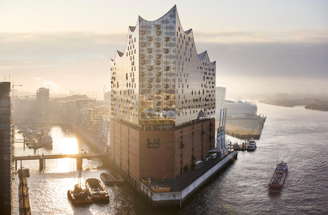 Œuvre des architectes Herzog & de Meuron, la Philharmonie se dresse sur l’Elbe en direction de la mer. Cooper Copter GmbH