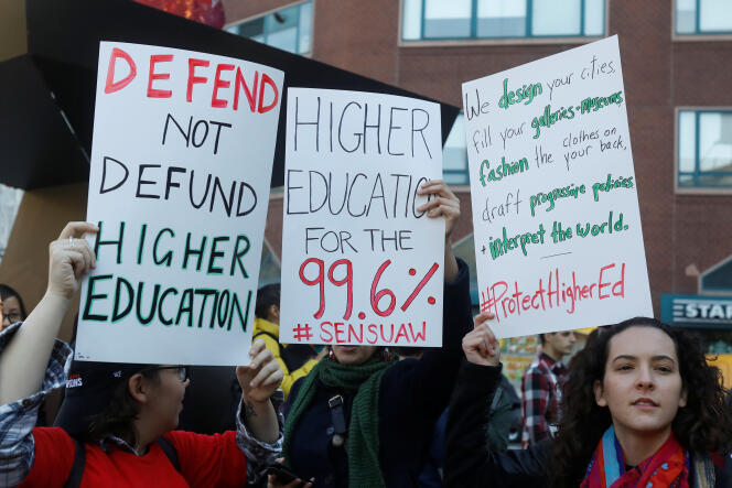 A New York, des étudiants manifestent le 29 novembre contre la proposition de réforme fiscale de la majorité républicaine au Congrès et défendent le financement et  l’accès aux études supérieures. REUTERS/Shannon Stapleton