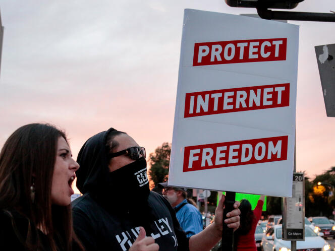Manifestation pour la neutralité du Net en novembre 2017 à Los Angeles.