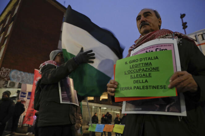 Des manifestants propalestiniens demandent au Giro de ne faire son départ en Israël, mercredi 29 novembre à Milan.