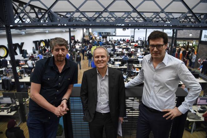 Yves Guillemot (au centre) pose en compagnie des deux fondateurs du studio de développement Ivory Tower, Stephane Beley (gauche) et Ahmed Boukhelifa (droite), dans leurs nouveaux locaux à Villeurbanne.
