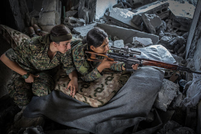 Deux combattantes des Unités de défense des femmes, à Rakka en Syrie, le 12 août.