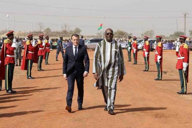 Au lendemain de son discours à l’université de Ouagadougou, le 28 novembre, Emmanuel Macron a visité la centrale solaire de Zaktubi, en compagnie du président du Burkina Faso, Roch Marc Christian Kabore.