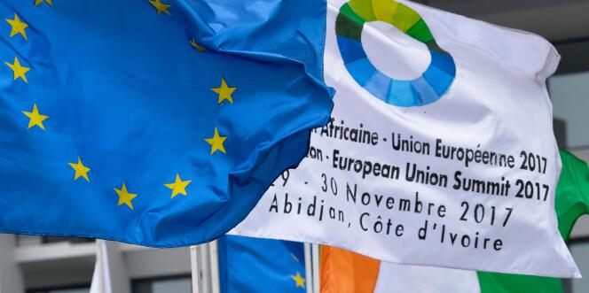 Les couleurs de l’Europe, du sommet Union africaine et Union européenne, et de la Côte d’Ivoire, à Abidjan, le 27 novembre 2017.