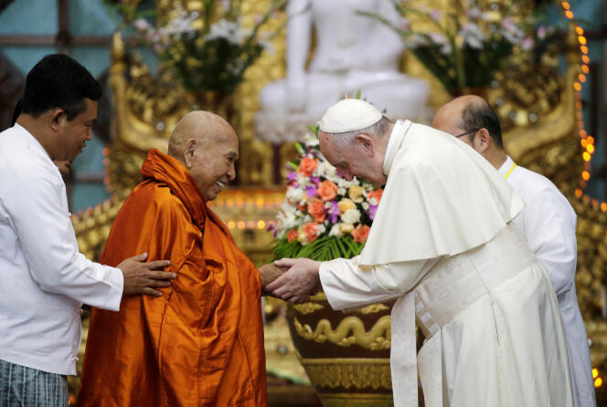 Le pape François accueilli au centre bouddhiste de Kaba Aye, à Rangoun, le 29 novembre.