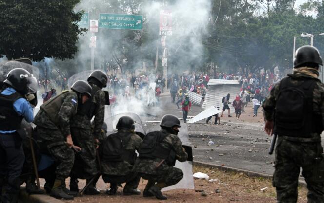 Des manifestants favorables au candidat de l’opposition ont affronté les forces anti-émeutes, à Tegucigalpa (Honduras), le 30 novembre 2017.