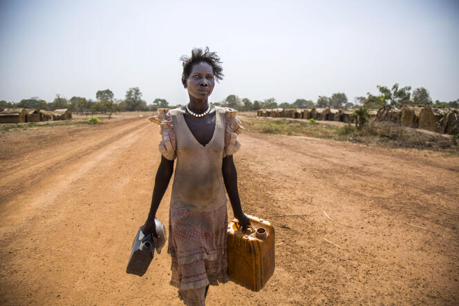 Alissa Lual, Sud-Soudanaise, a dû fuir son village et la guerre civile. Elle est ici photographiée dans un camp de fortune loin de l’Ouganda.