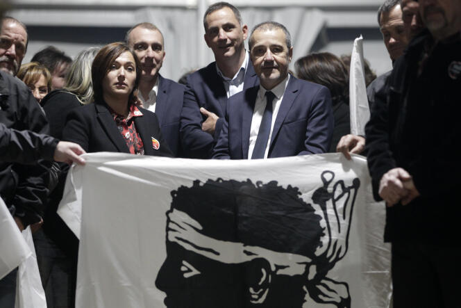 Meeting nationaliste à Bastia, le 30 novembre. Au premier rang à droite, Jean-Guy Talamoni, le président de l’Assemblée de Corse, et au centre en arrière-plan, Gilles Simeoni, le président du Conseil exécutif de Corse.
