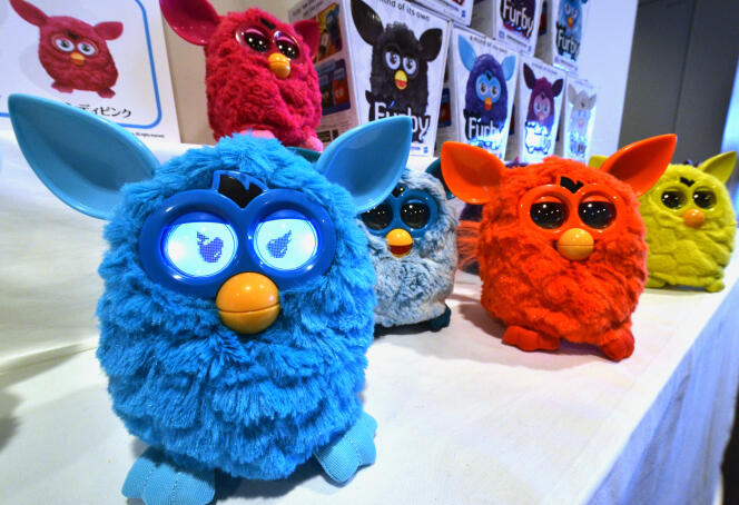 Des modèles de Furby connectés lors d’une présentation à Tokyo, en septembre 2012.