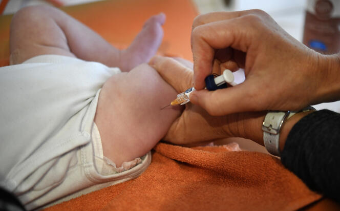La vaccination d’un bébé à Quimper, le 19 septembre 2017.