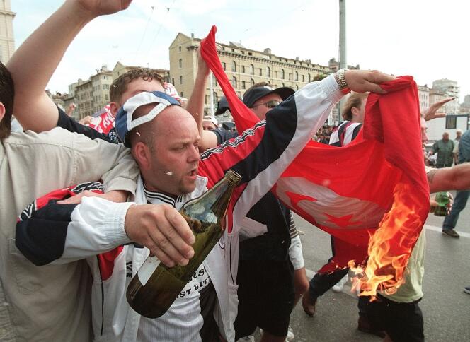 Des supporteurs anglais brûlent le drapeau tunisien, le 14 juin 1998 à Marseille, avant le match entre les deux équipes.