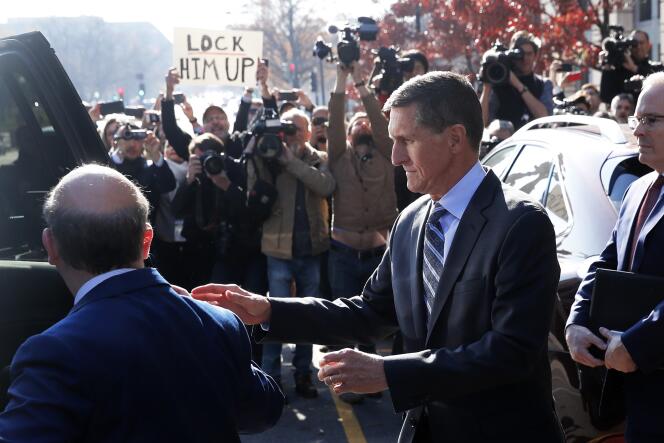 Michael Flynn à sa sortie du tribunal, à Washington, le 1er décembre.