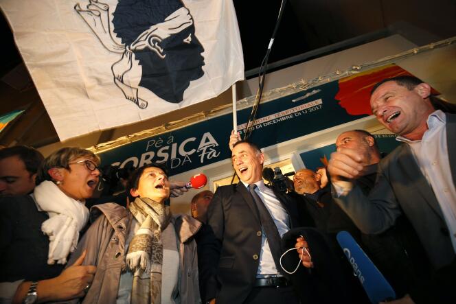 La joie de Gilles Simeoni et des sympathisants de la coalition Pè a Corsica, dimanche 3 décembre, à Bastia (Haute-Corse).