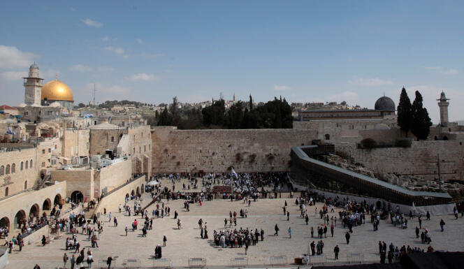 Vue du dôme du Rocher et du mur des Lamentations à Jérusalem, en mars 2011.