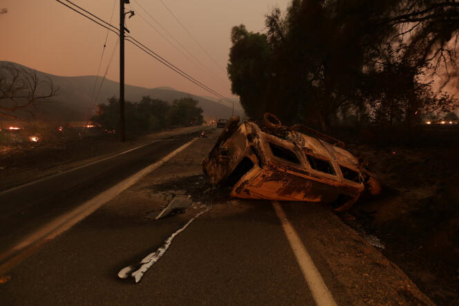 Un véhicule accidenté sur une route de campagne, à proximité de Santa Paula, en Californie, le 5 décembre 2017.