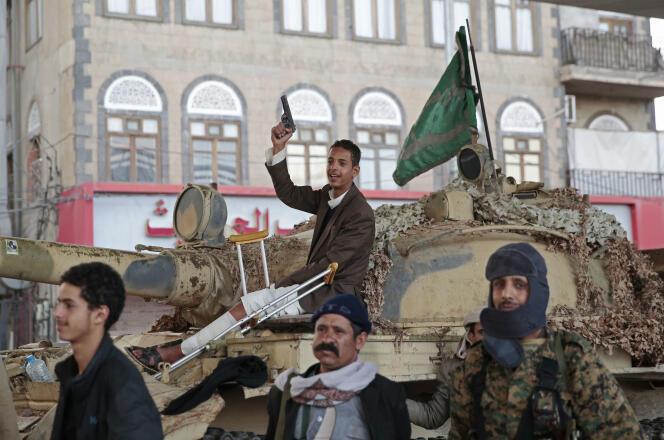 Miliciens houthistes dans les rues de Sanaa, après l’annonce de la mort d’Ali Abdallah Saleh, le 4 décembre.