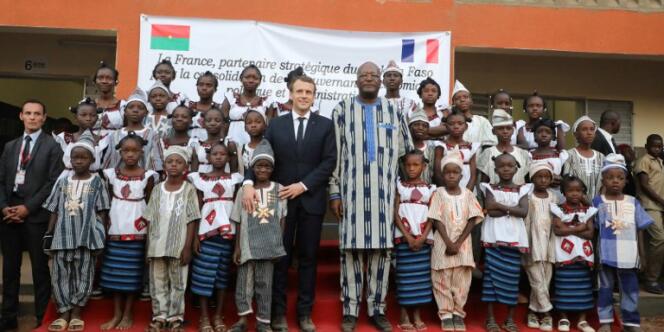 Emmanuel Macron et Roch Marc Christian Kabore visitant l’école Lagm Taaba à Ouagadougou, le 28 novembre 2017.