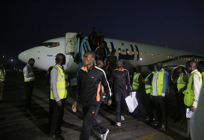 Des réfugiés nigériens, rapatriés de Libye dans leur pays, débarquent à l’aéroport international Murtala-Muhammed de Lagos, le 5 décembre 2017.