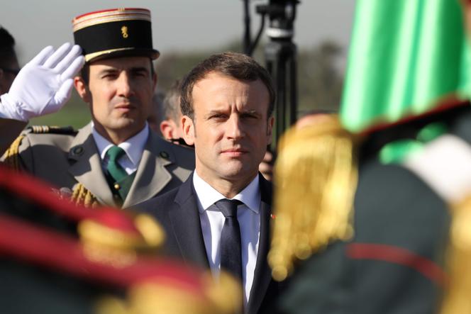 El presidente francés, Emmanuel Macron, en el aeropuerto de Argel después de llegar el 6 de diciembre de 2017.