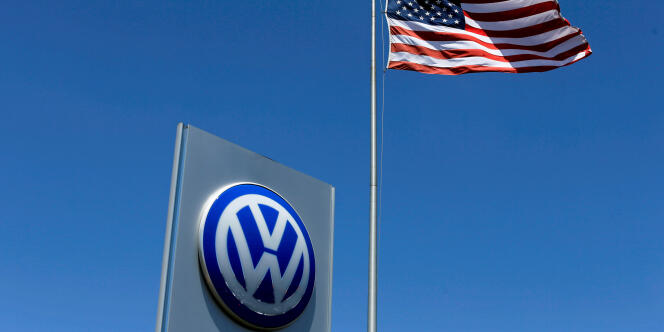 Un drapeau américain flottant au dessus de l’enseigne d’un concessionnaire Volkswagen, à Carlsbad, en Californie.