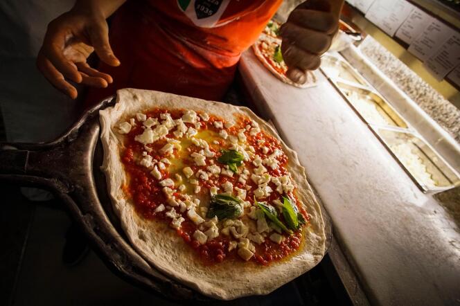 Un pizzaïolo prépare une pizza, le 7 décembre, à Naples.