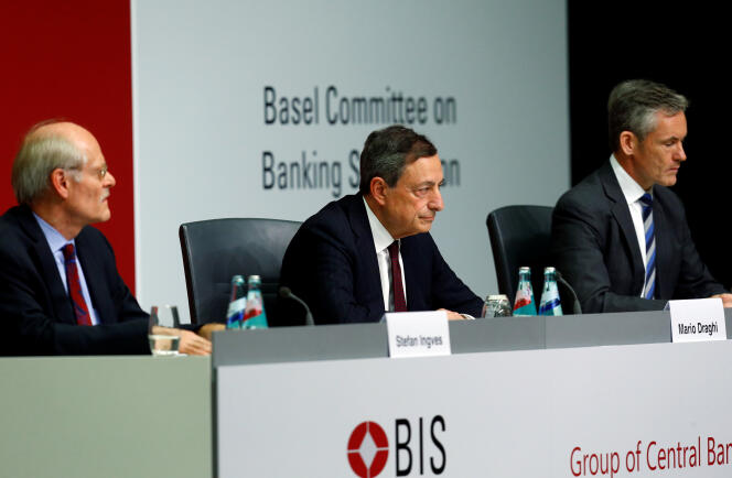 Le président de la Banque centrale européenne, Mario Draghi, entouré du président du Comité de Bâle, Stefan Ingves (à gauche), et du secrétaire général du Comité de Bâle, William Coen, à Francfort, le 7 décembre.
