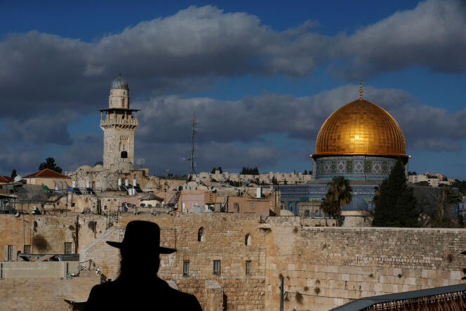 La vieille ville de Jérusalem rassemble des lieux de pèlerinage des trois grandes religions abrahamiques : judaïsme, christianisme et islam.