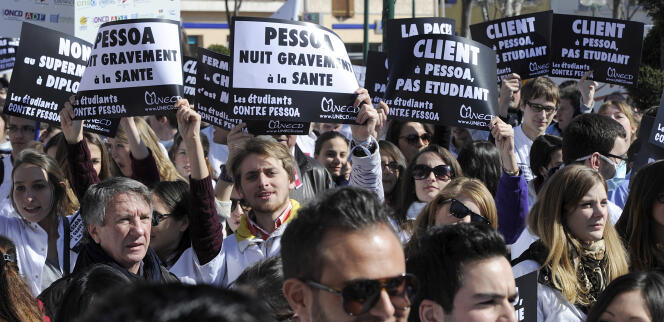 Manifestation demandant la fermeture de l’université Fernando Pessoa en France, ancien nom de l’ESEM France -Clesi, en mars 2013 à La Garde, près de Toulon. AFP PHOTO / BORIS HORVAT